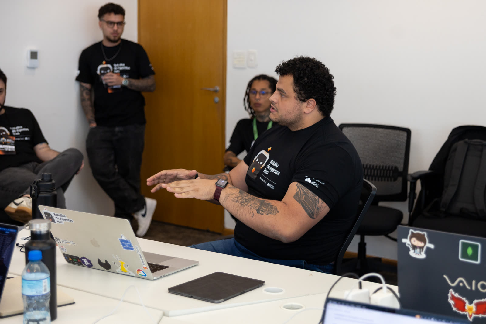 Danilo Marcello conversando com o time durante a Batalha de Agentes do Itaú