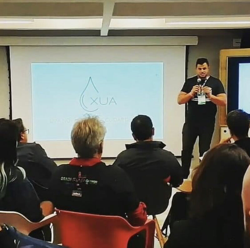 Danilo Marcello apresentando o pitch do Xua no Startup Weekend Smart City