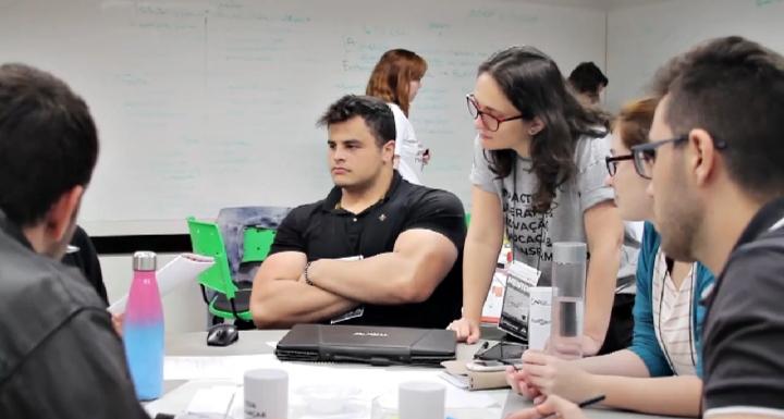 Time da Find2Edu em sessão de mentoria no Startup Weekend São Paulo Academy
