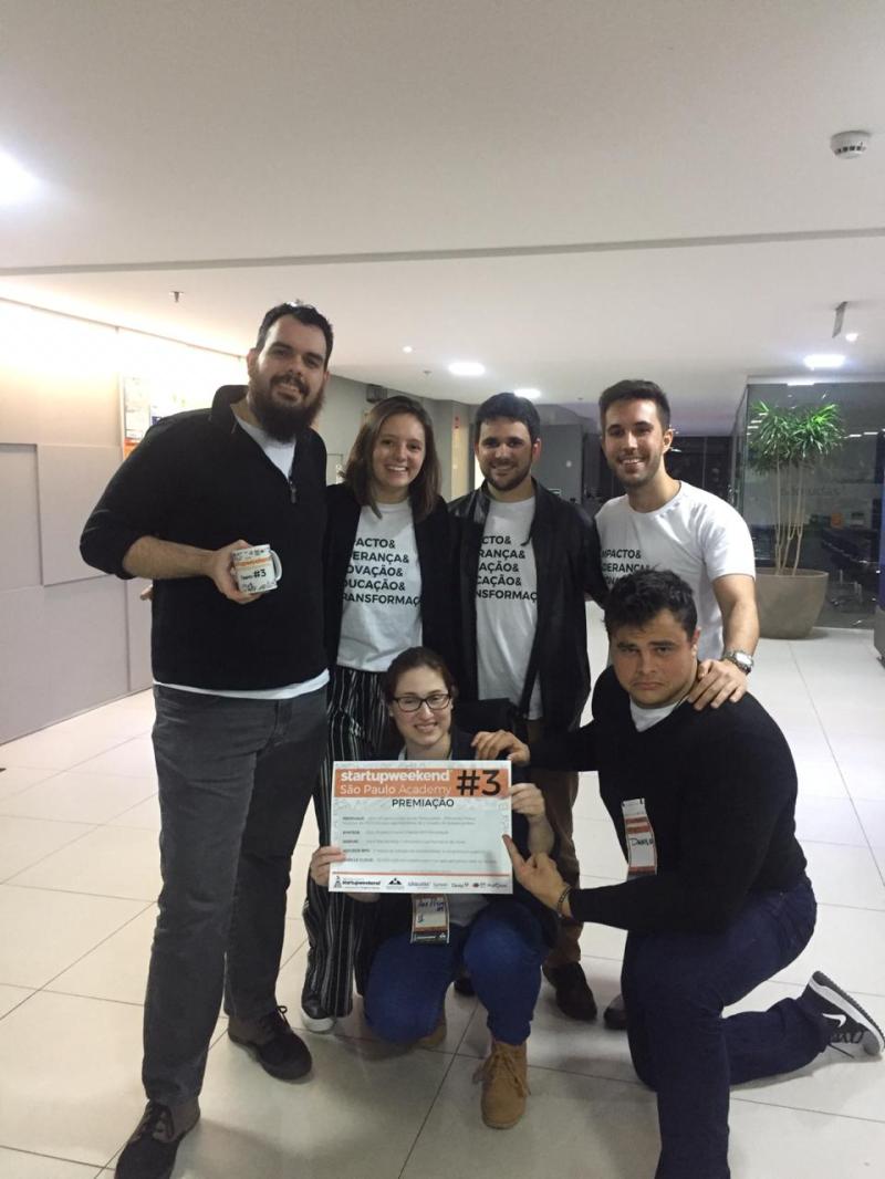 Time da Find2Edu com o certificado de 3º lugar no Startup Weekend São Paulo Academy